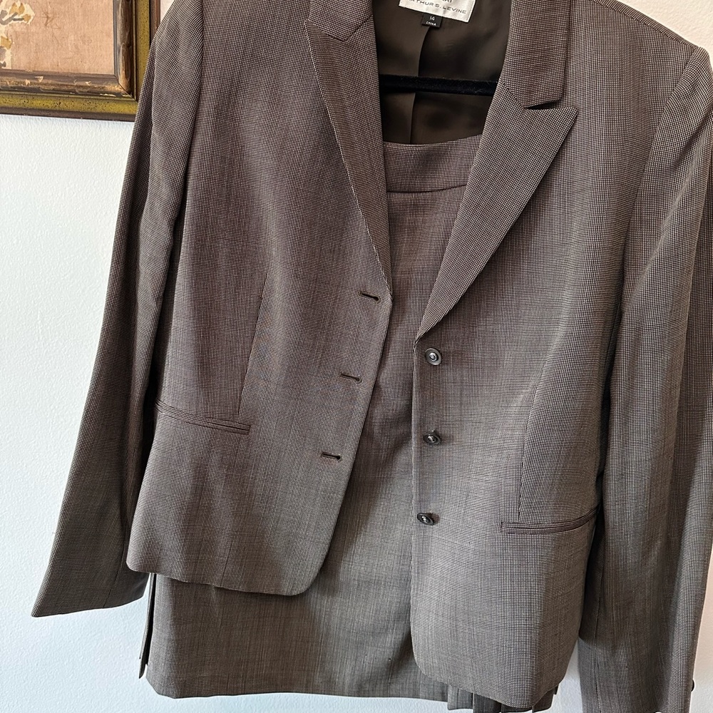 Suit - Picture 4 of 11